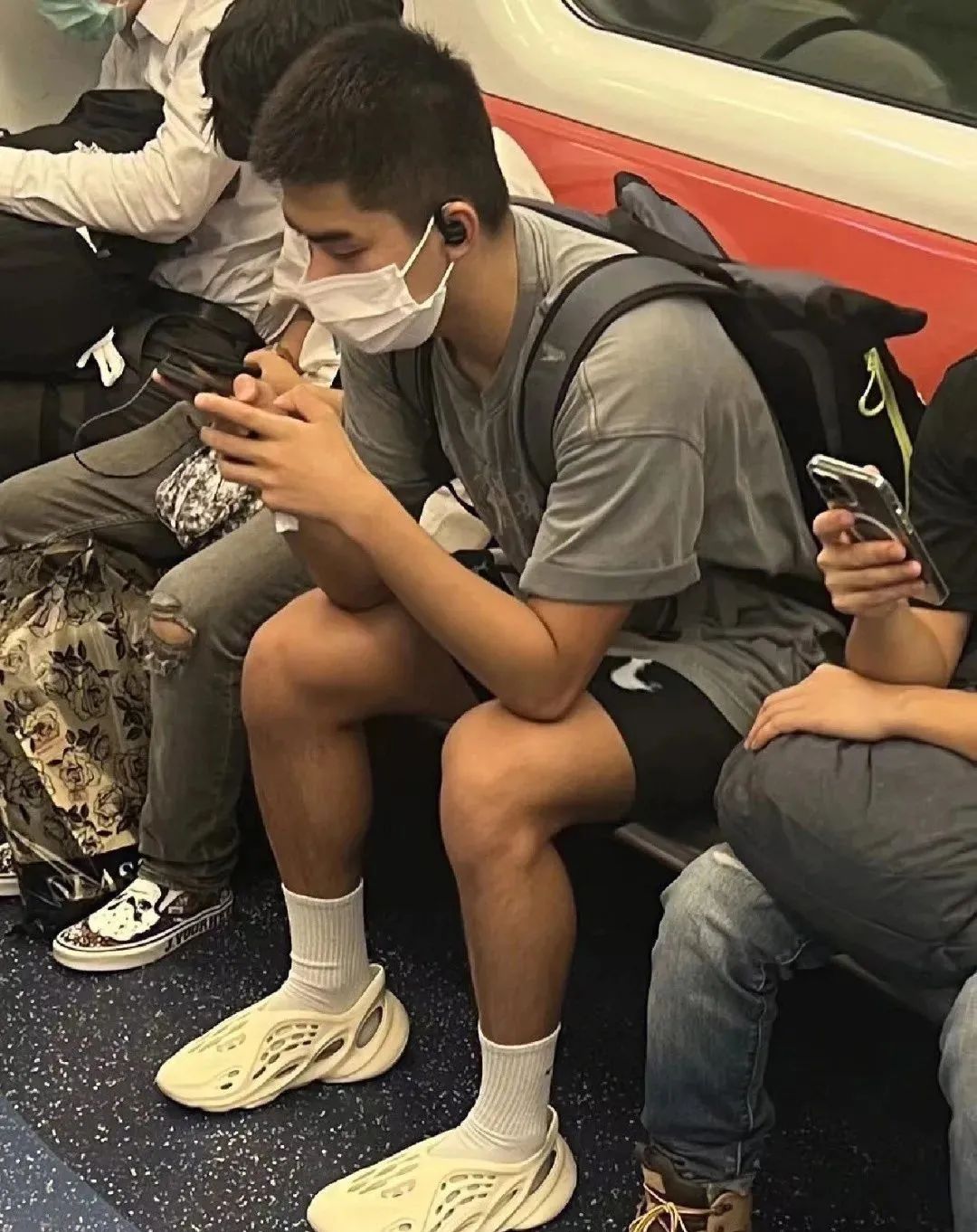 网友在路上拍到高中生,网友拍下地铁上一幕