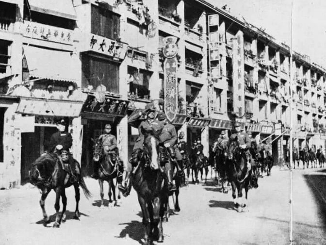 1997年香港回归谈判,邓爷爷霸气反击,英方敢拖就一锤子砸死