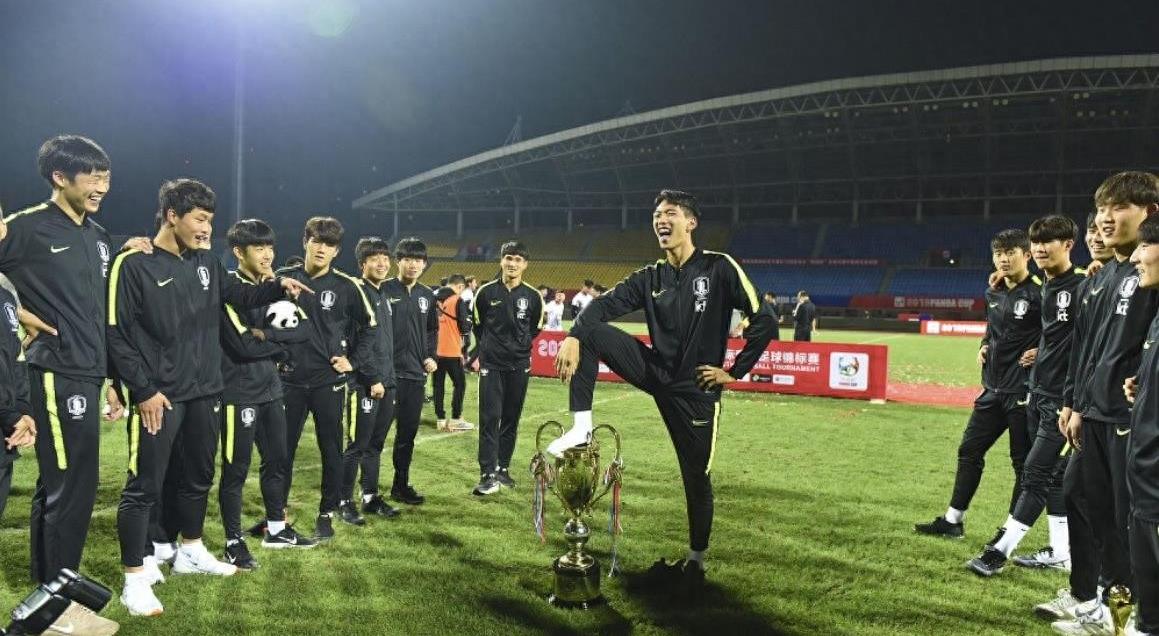 国足门将韩佳奇超燃集锦,国足vs韩国吐槽