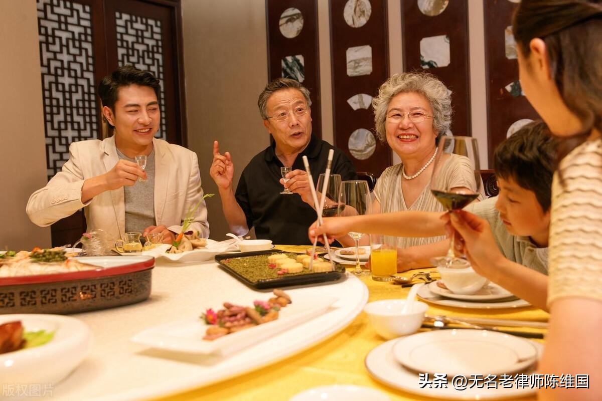 饭店杀熟多收老顾客餐费的维权纠纷