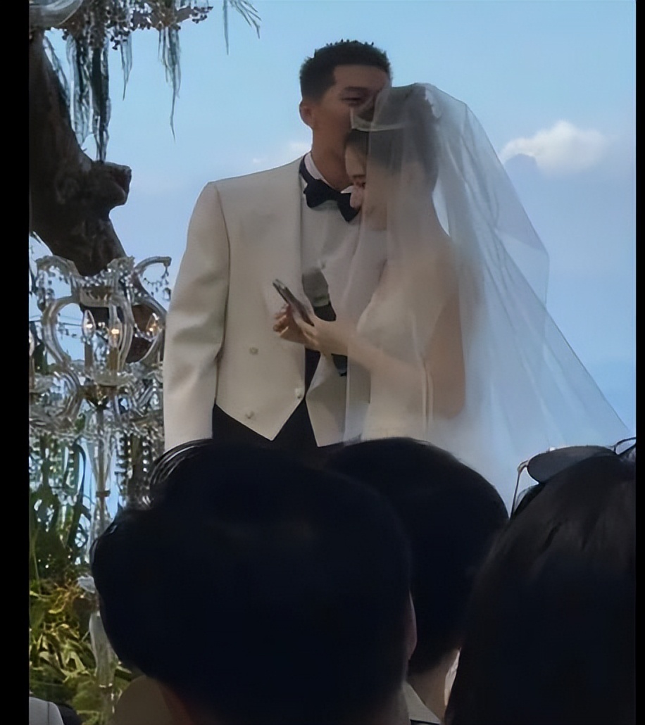 何超莲称婚礼是窦骁包办,何超莲窦骁婚礼获祝福