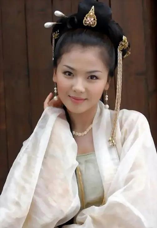 满屏锥子下巴充气硅胶脸，翻拍剧越来越难看，新旧版演员对比惨烈