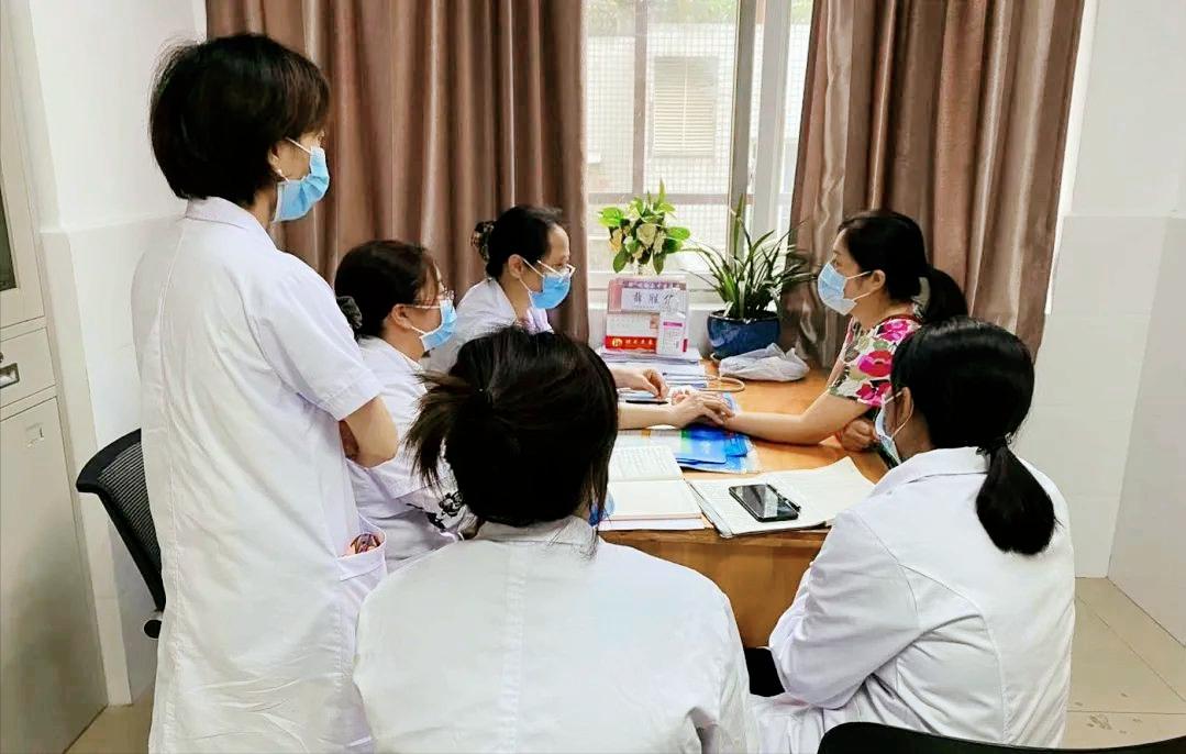 以心为灯医护人员,以心为灯守护生命