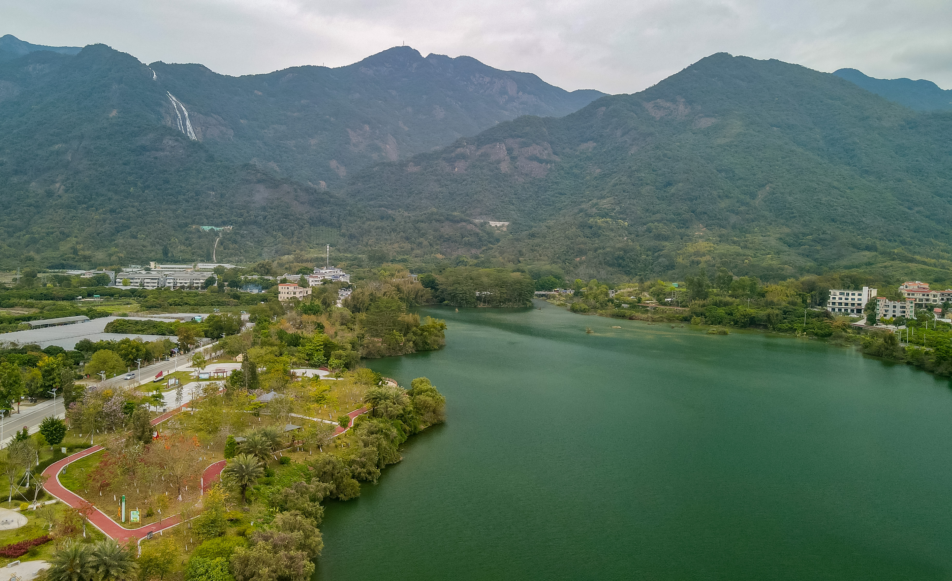 距离九寨沟不远的景点,距广州一千公里的地方