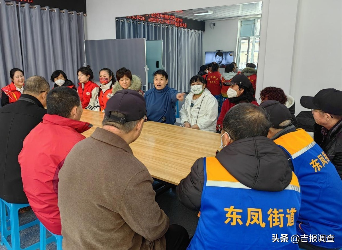 社区学雷锋志愿服务活动简报,传承雷锋精神志愿者爱心献社区