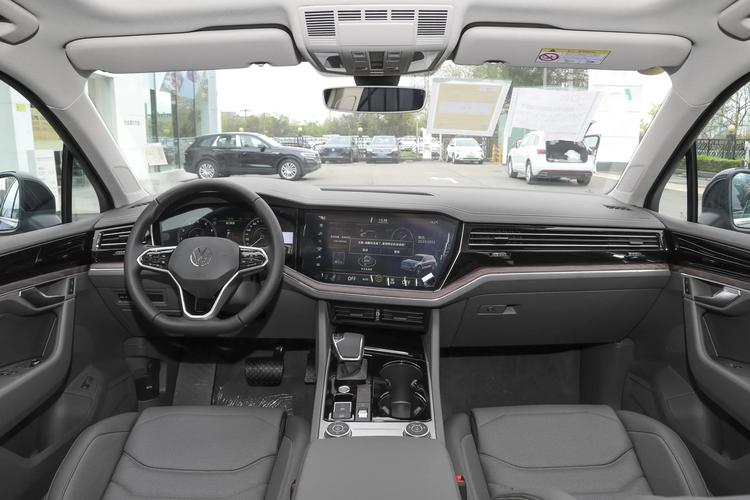 64万提了大众途锐，再去开对比宝马x5，哪个档次高？差距一目了然