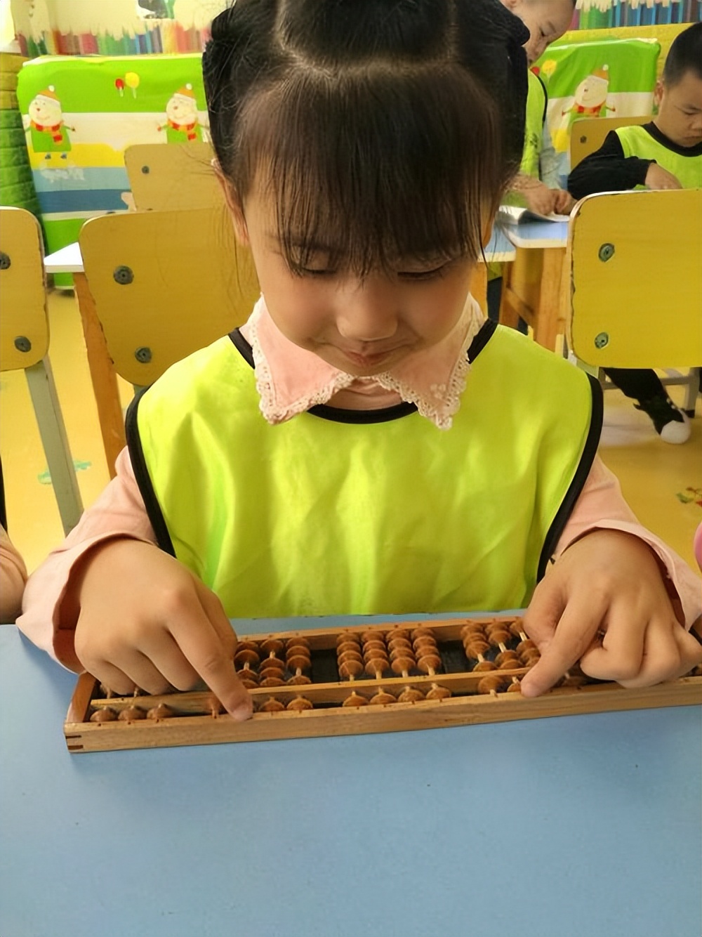 内蒙古六岁天才女孩特招入伍,内蒙6岁女孩入伍