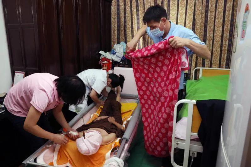 帮老人洗澡多少钱一天,帮老人洗澡这个生意可以做吗