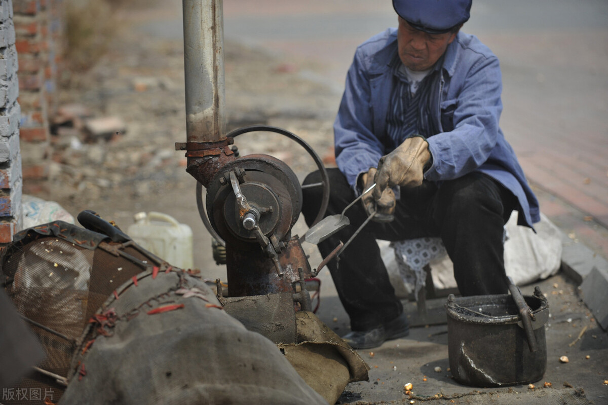 男子炸爆米花被气浪反弹炸飞,老式爆米花机人被炸飞