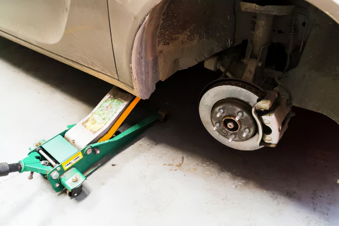 汽车爆胎怎么换胎视频教程,高速爆胎能自己换备胎吗