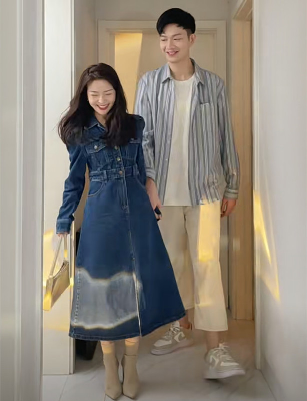 1米58女孩太会打扮，穿搭显瘦又显高，和1米9帅哥一同出镜真登对