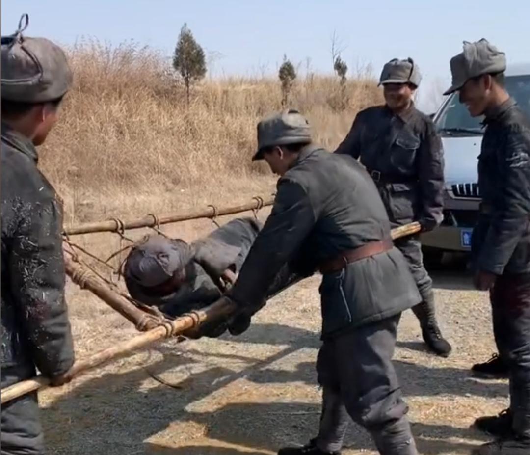 大学生进剧组当群演引热议,大学生进剧组当群演演技炸裂