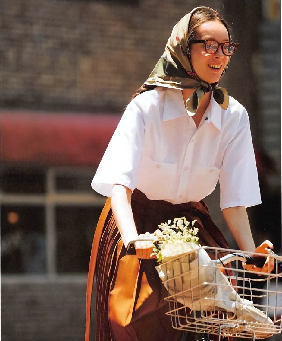 春天系“丝巾”，凭什么好看？这2个精髓，优雅女人如获至宝