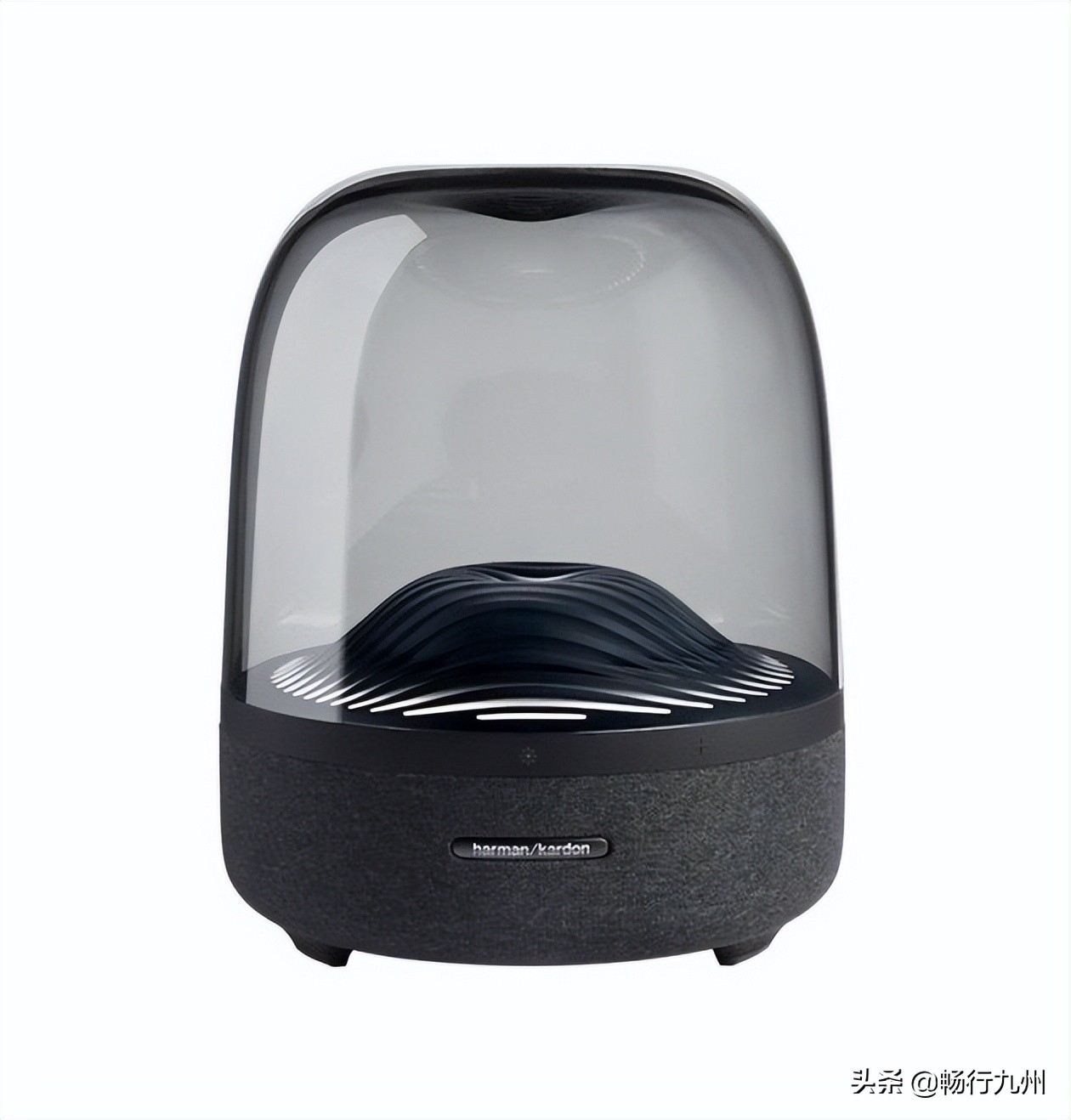 为爱人挑选心仪的礼物,用心挑选礼物的男人