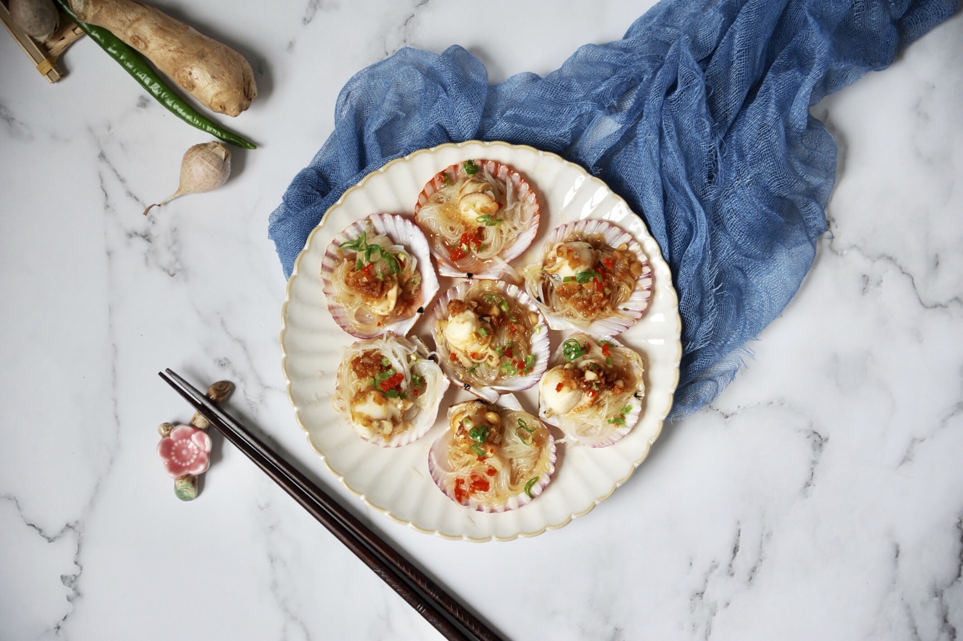 蒜蓉粉丝蒸扇贝好吃得不得了,蒜蓉粉丝蒸扇贝香辣爽口过瘾