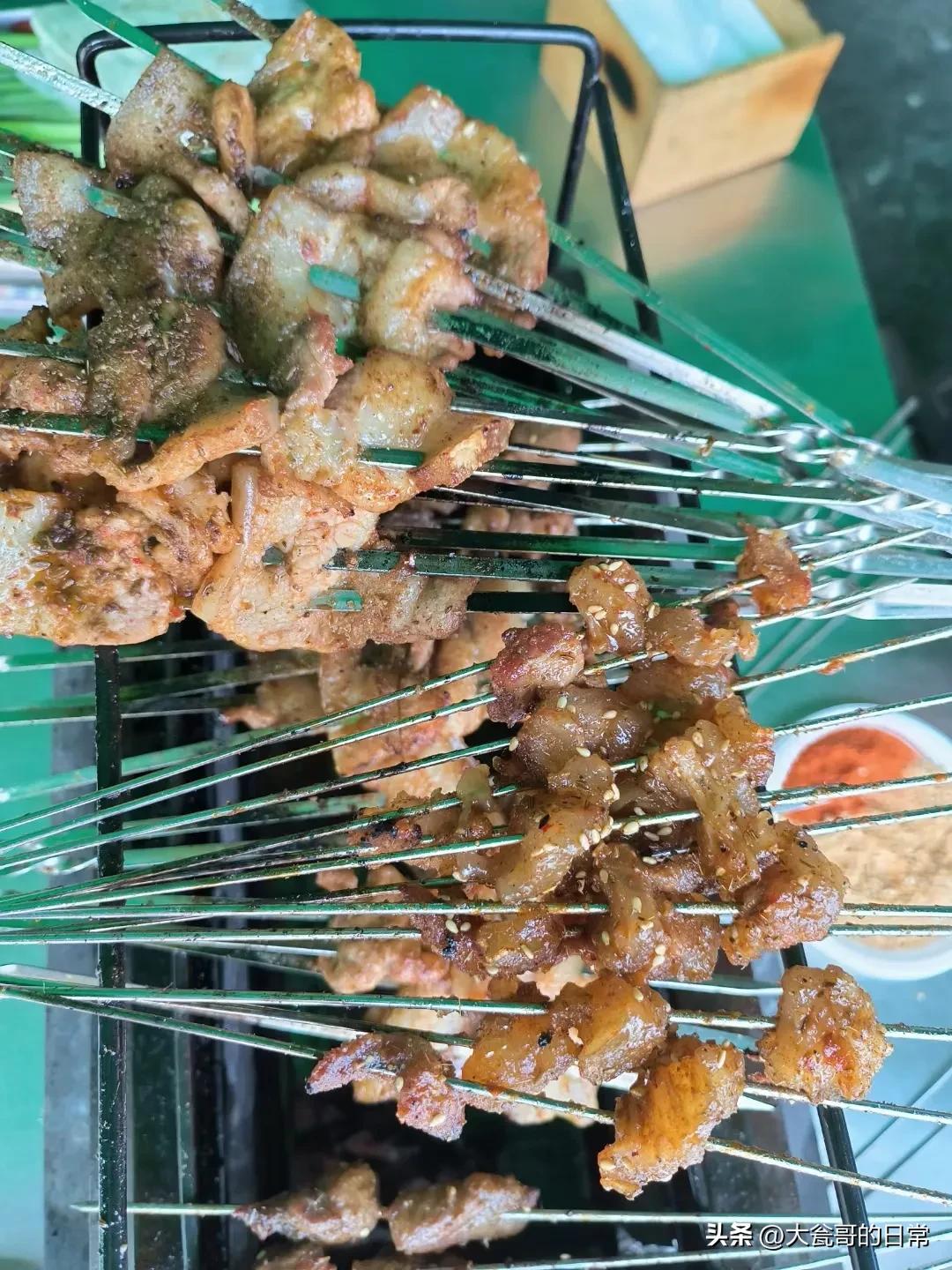 淄博烧烤大学生重返淄博视频,淄博烧烤再度火爆出圈一看就想吃