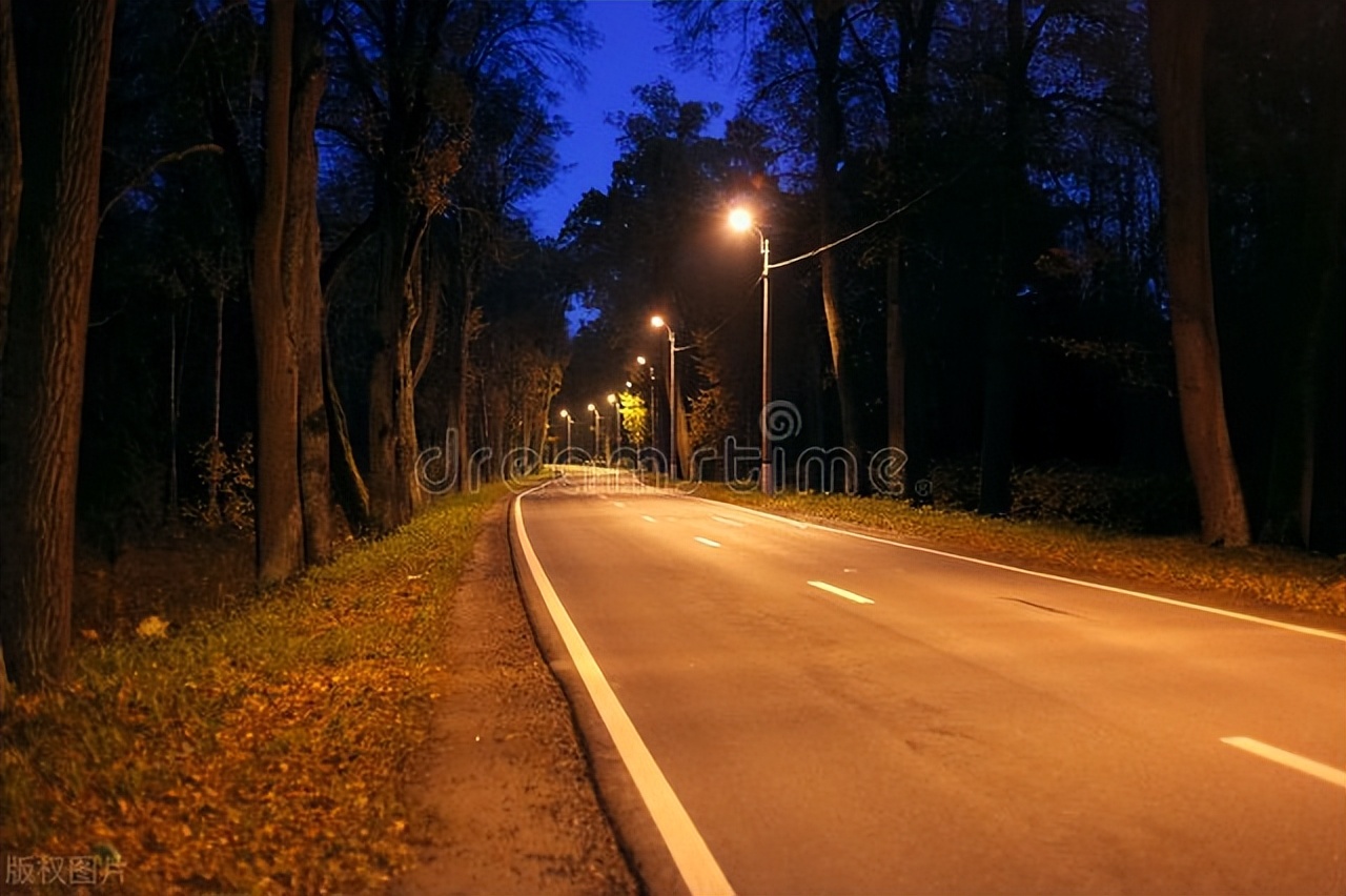 2016年男子网上约美女外出玩车震拍艳照突然变脸铐人称警察要罚款