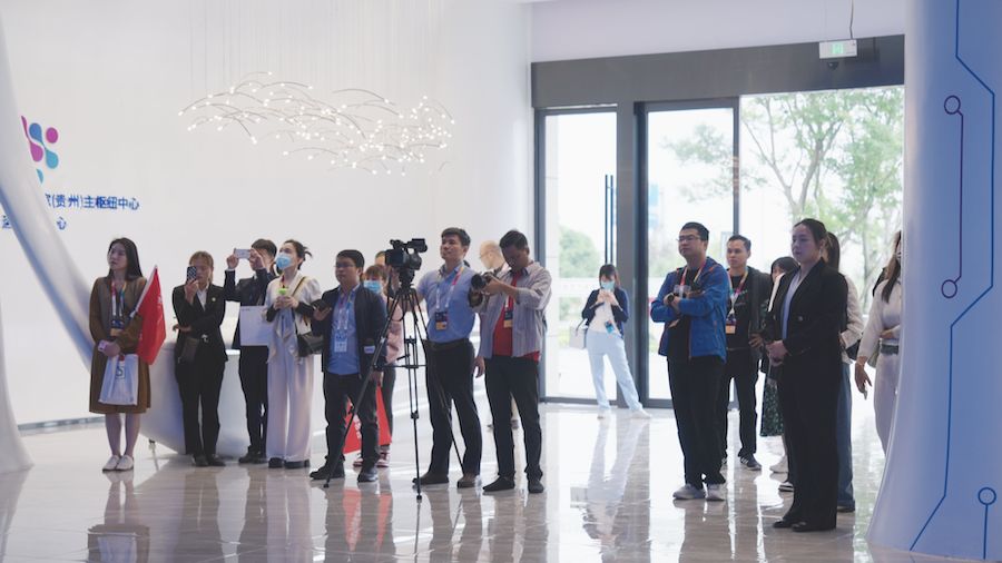 海外媒体数谷行探访平塘特大桥,贵州为什么在大数据领域抢占先机