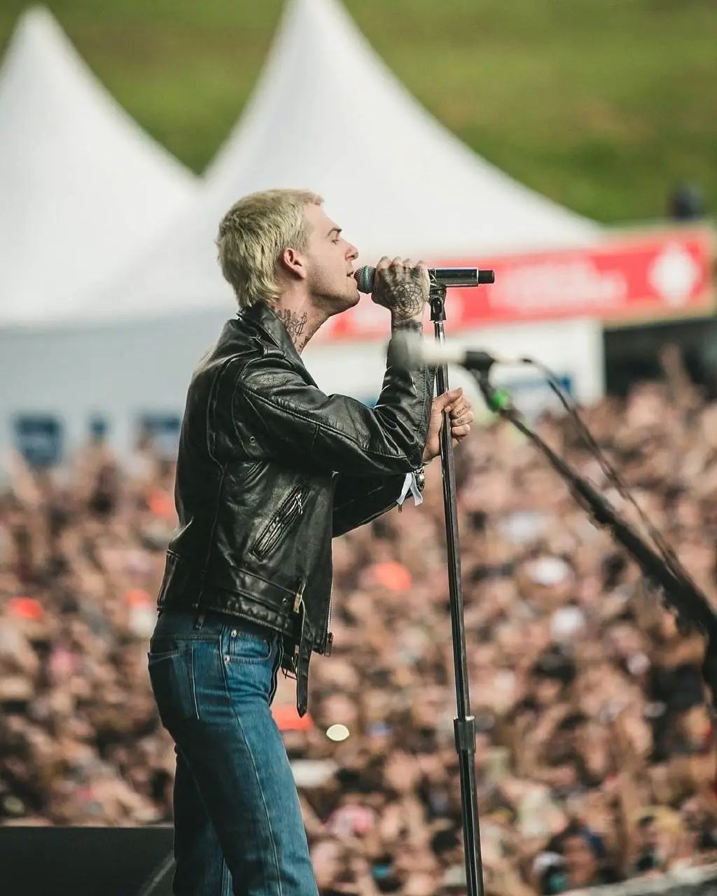 21岁天才唱作少女被曝光恋情！男友大十岁，粉丝：妹妹你图啥…