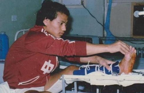 他曾是上海队的中场核心，却因为一缺点始终难成国足主力，秦国荣