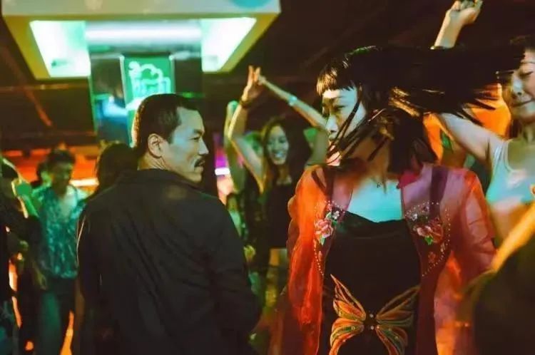 每年赚70亿：这个山东小镇公然“造假”，却让全世界女孩为它疯狂