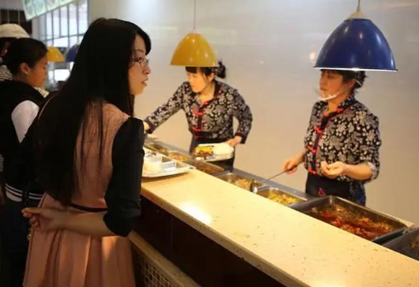 太欺负人了!食堂里有7两花椒“过期了”，罚款6.5万元!