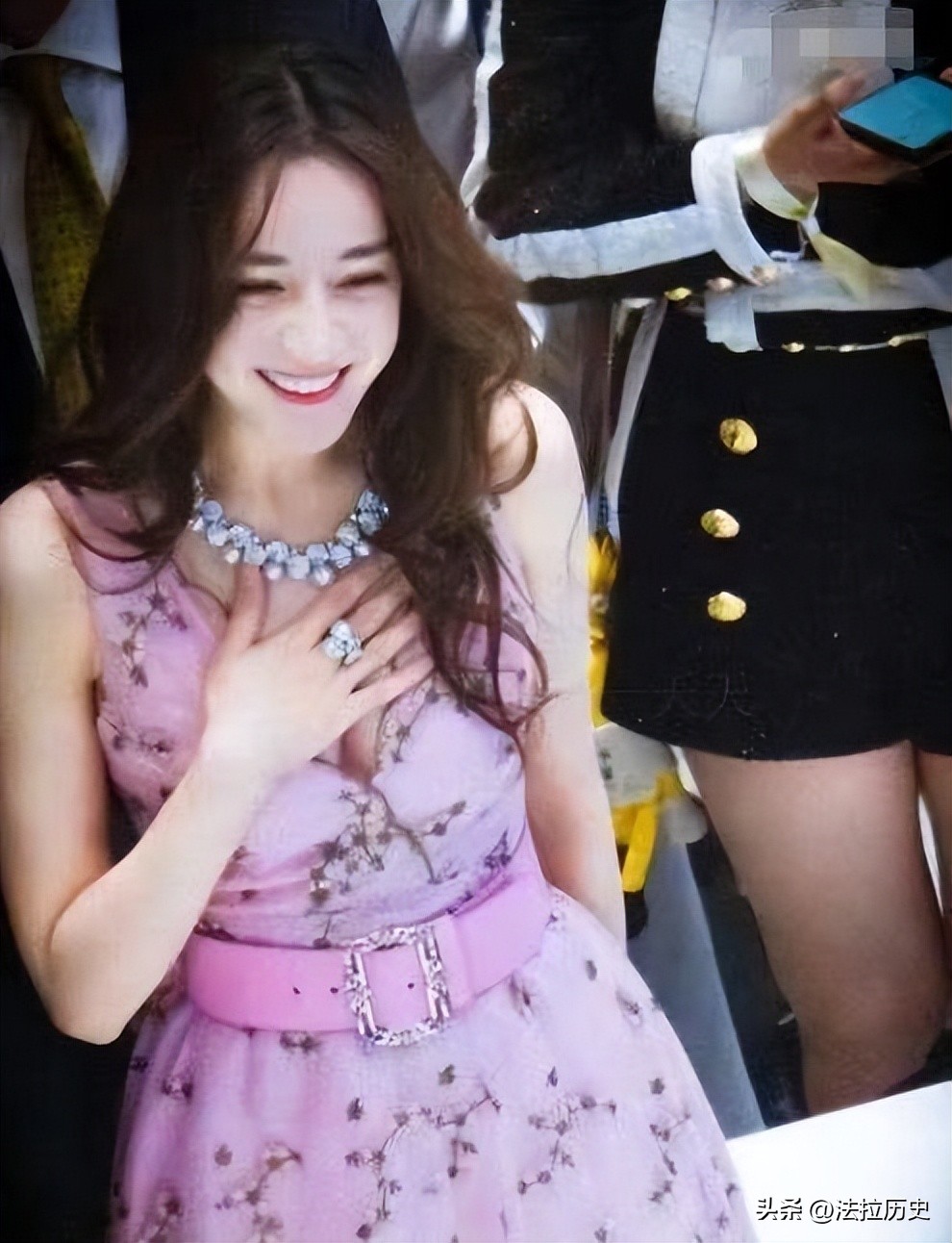 “半露酥胸”却还要捂着，脸皮薄到不自在，迪丽热巴遭网友群嘲