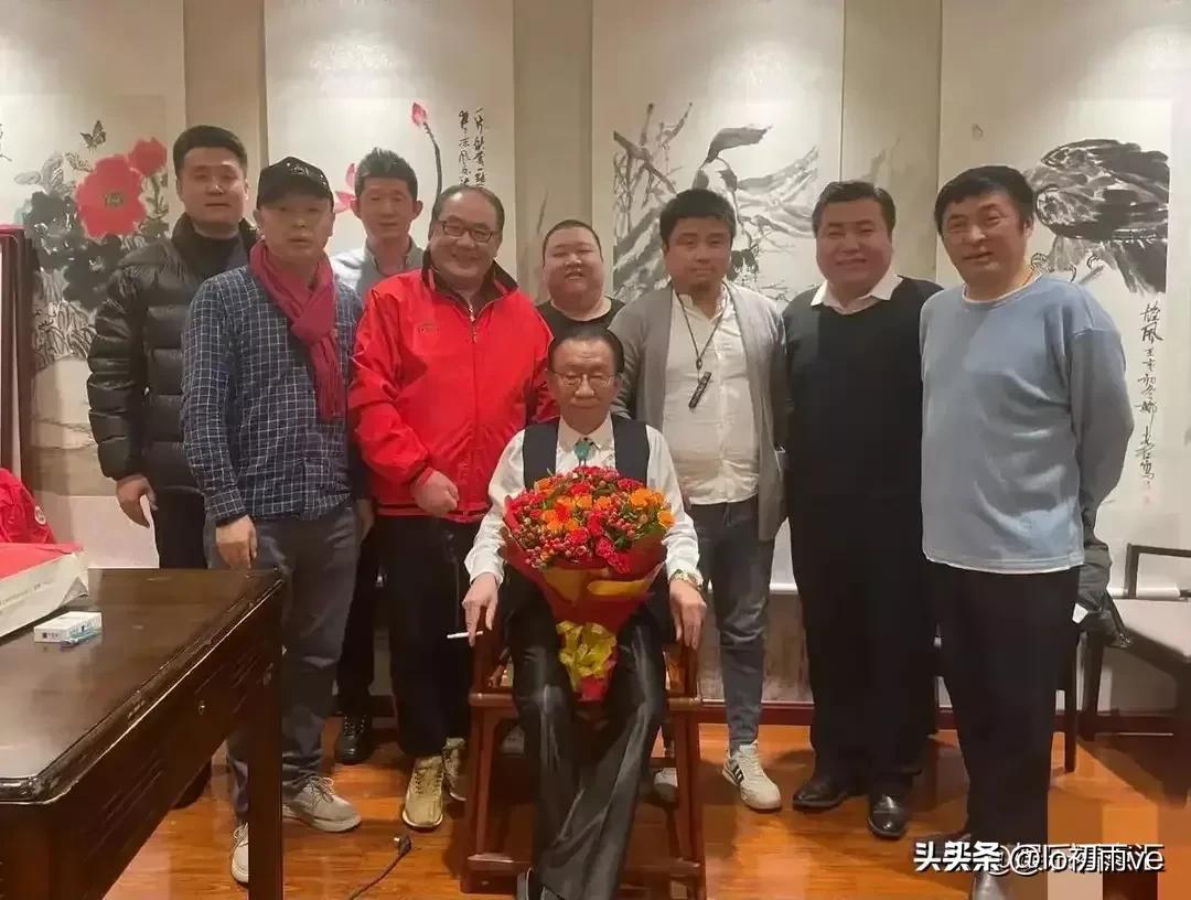 侯耀华补办生日宴会,75岁侯耀华现身饭局