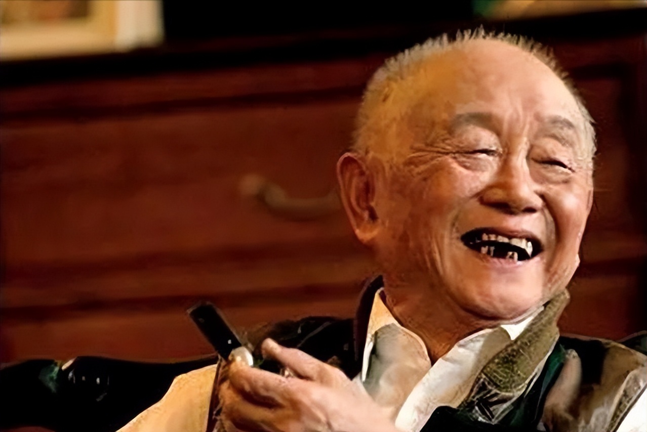 文化巨星陨落，关注度竟然不如“牵手门”，是非观为什么如此荒诞