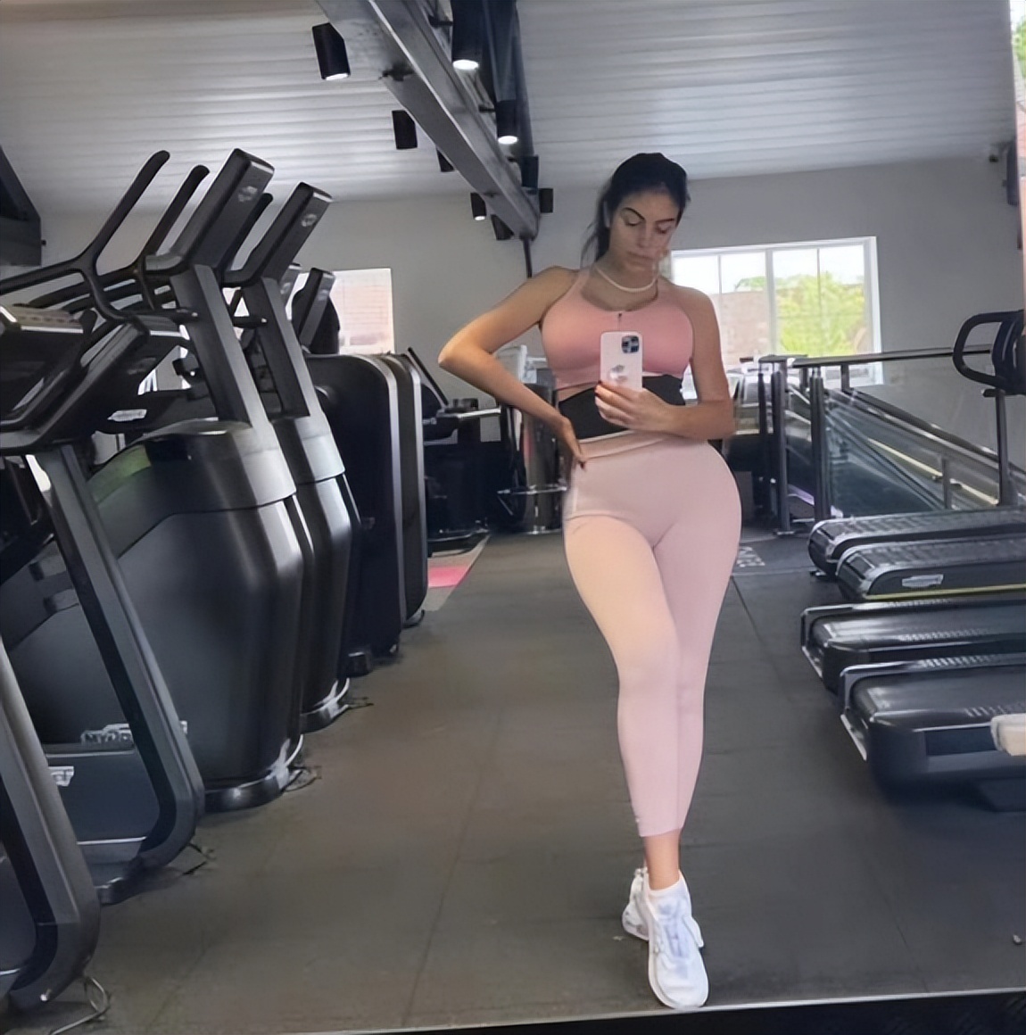 自律C罗,c罗的腹肌和乔治娜魔鬼身材