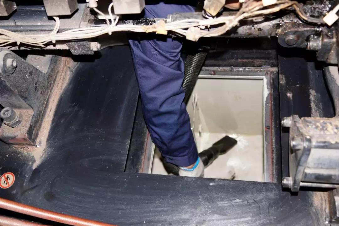 好多人都不知道：旧油竟然“勾兑”新油？换油不对，损失加倍！