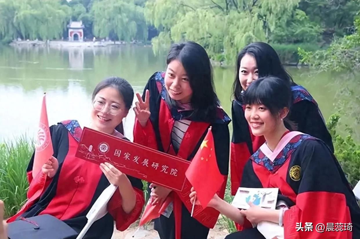 北大“唯喵喵”系，一人请假，全校放假，十多个教授教一个学生