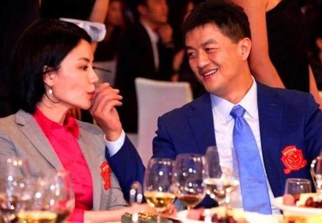 谢霆锋和王菲高调秀恩爱,王菲谢霆锋机场秀恩爱视频