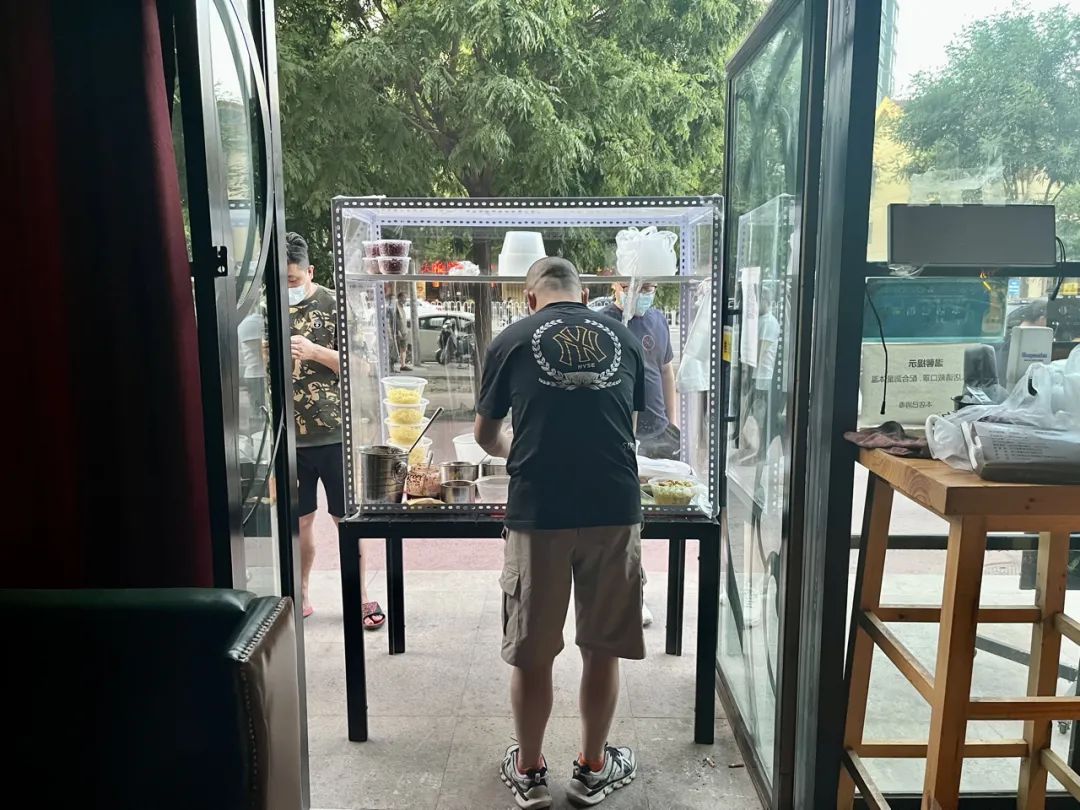 餐饮业摆摊自救：酒吧老板摆摊卖凉皮，烤鸭店卖蔬菜