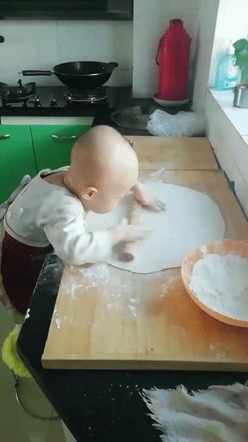 有趣3岁小男孩痴迷做花式面点,花式包子儿童