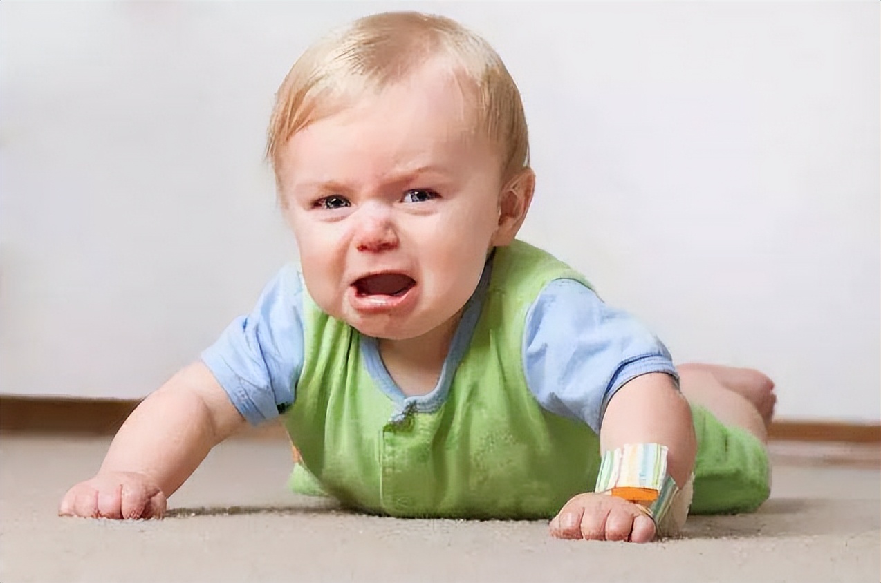 宝宝从50cm处摔下如何判断没事,宝宝从桌上摔下来要注意什么