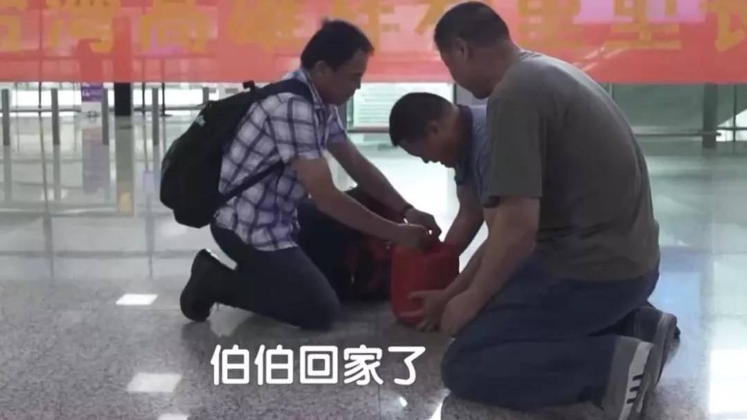 台湾“灵魂摆渡人”,放弃高薪工作,20年间自费送200位老兵回家