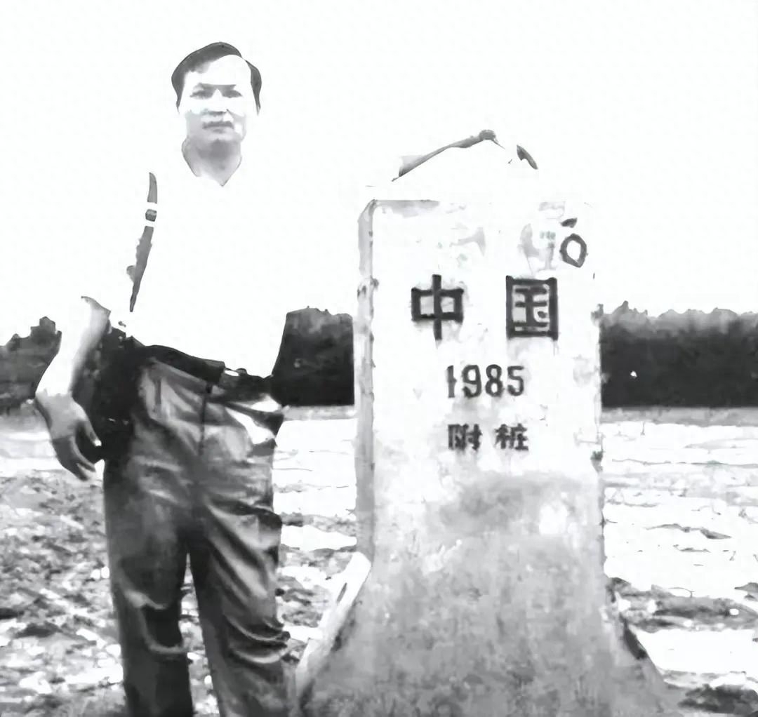 老父亲为了女儿赶出家门,老父亲把儿子赶走