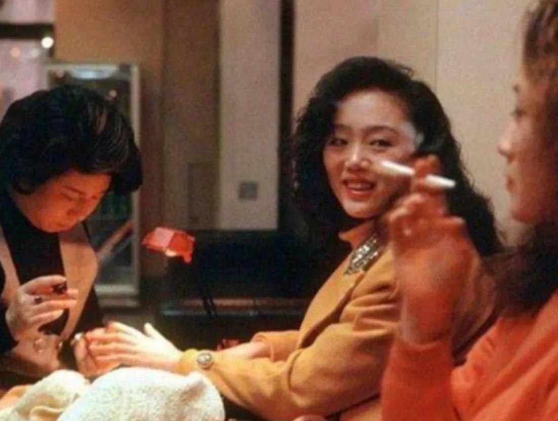 广东广州：一女子做完美甲后，发现指甲里面总是有黑黑的东西。