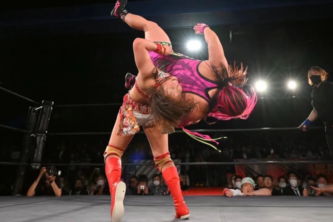 惊艳绽放！让Sareee和NanaeTakahashi带您一起领略摔角的魅力！