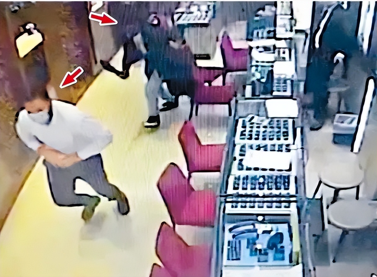 悍匪持刀抢劫巨额珠宝被“天眼”拍到，“南亚兵团”成为香港治安的巨大毒瘤，议员：警方必须加大执法力度