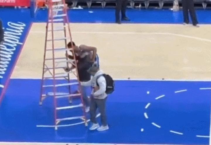 字母哥霸气怒吼视频,字母哥肘击哈雷尔