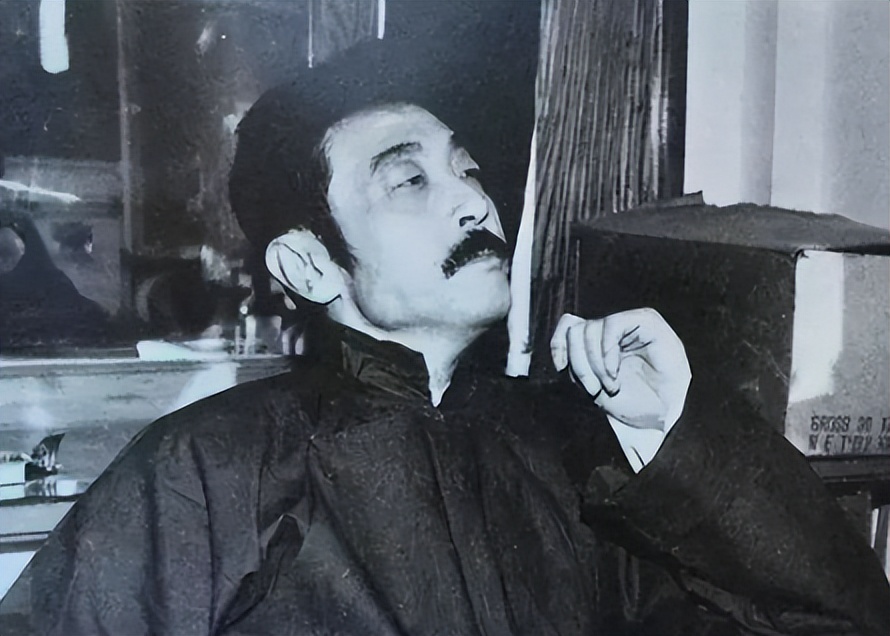 鲁迅写的两个男生的故事,评价鲁迅的铸剑