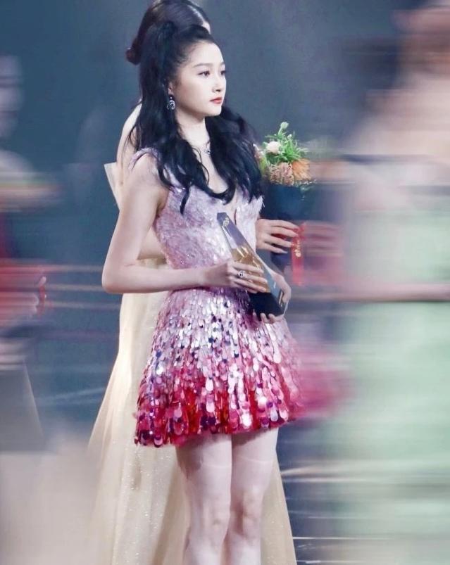 关晓彤为谁挡热搜,关晓彤烂大街造型