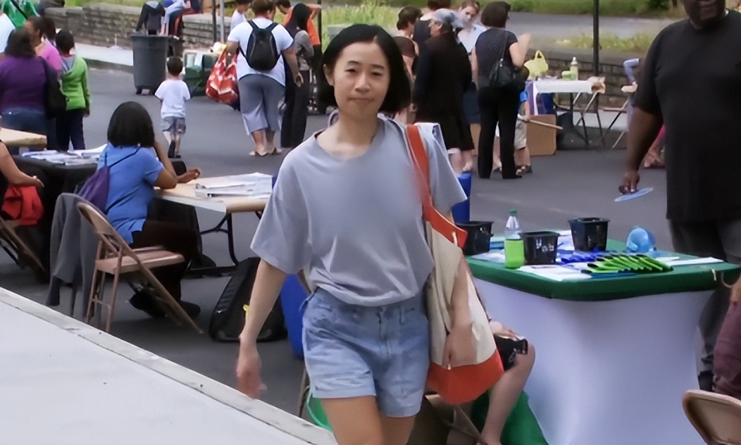 12年前哈佛毕业生为买房,厕纸反复用,棉袜穿成*袜丝**,买了几套房？