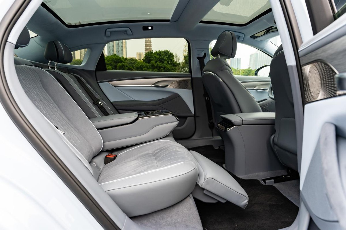 听说夏天和海边绝配？开着岚图追光，尽情享受盛夏浪漫和清凉