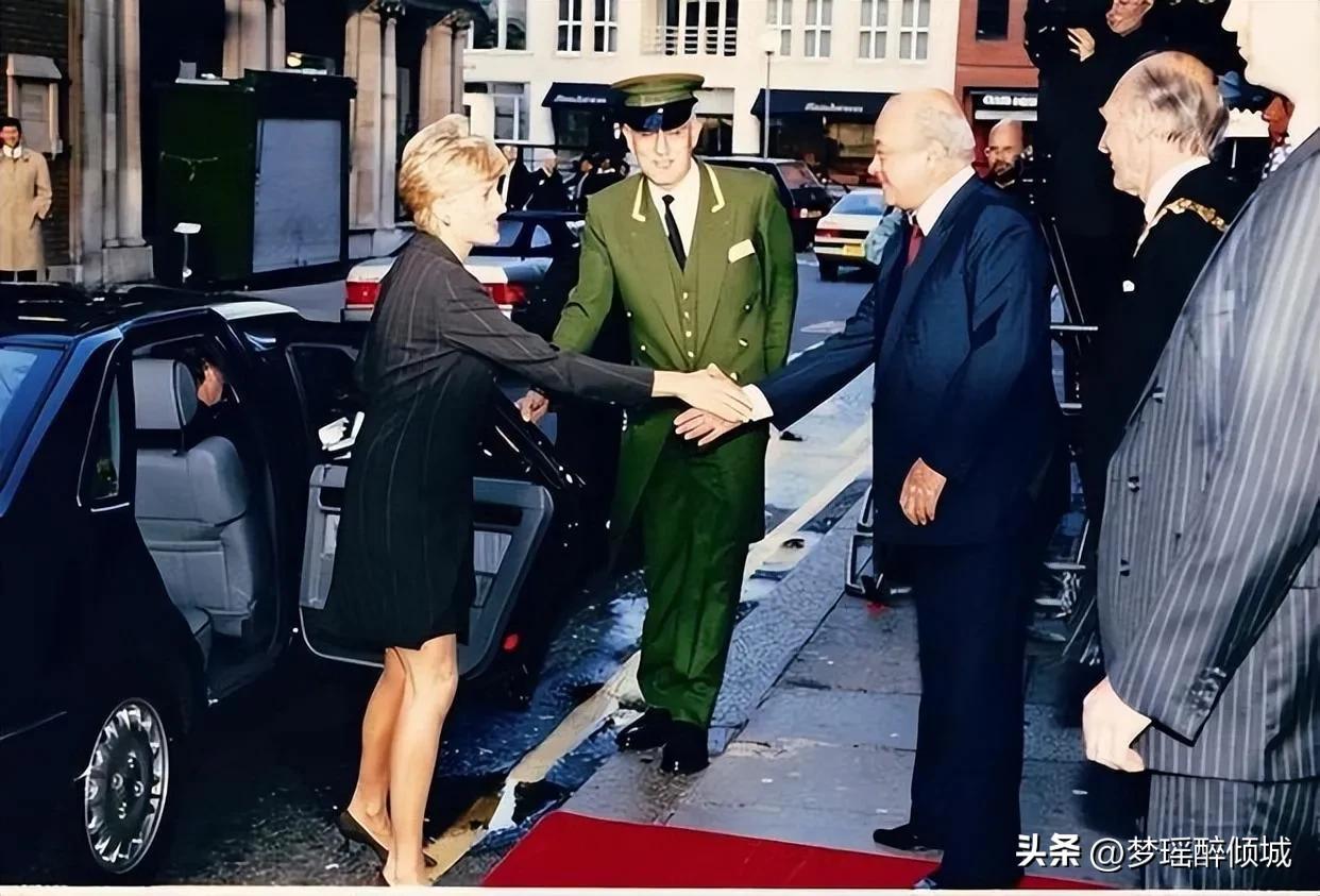 戴安娜与多迪拥抱照片,戴安娜王妃多迪现状