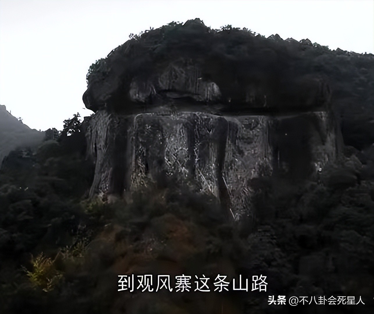 老戏骨云集，央视黄金档播出，《那山那海》打出了一把王炸