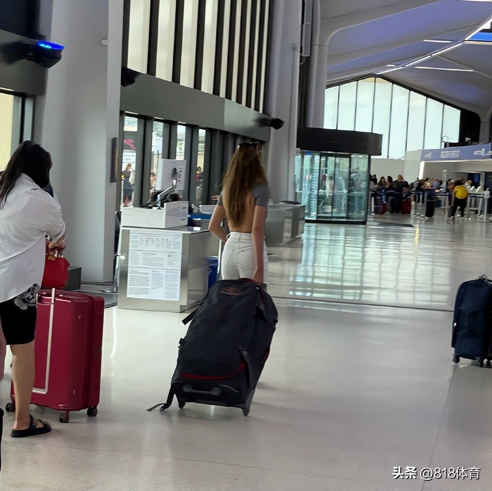 谷爱凌第一次亮相时装周抹胸长裙,谷爱凌登时尚杂志展现少女的霸气