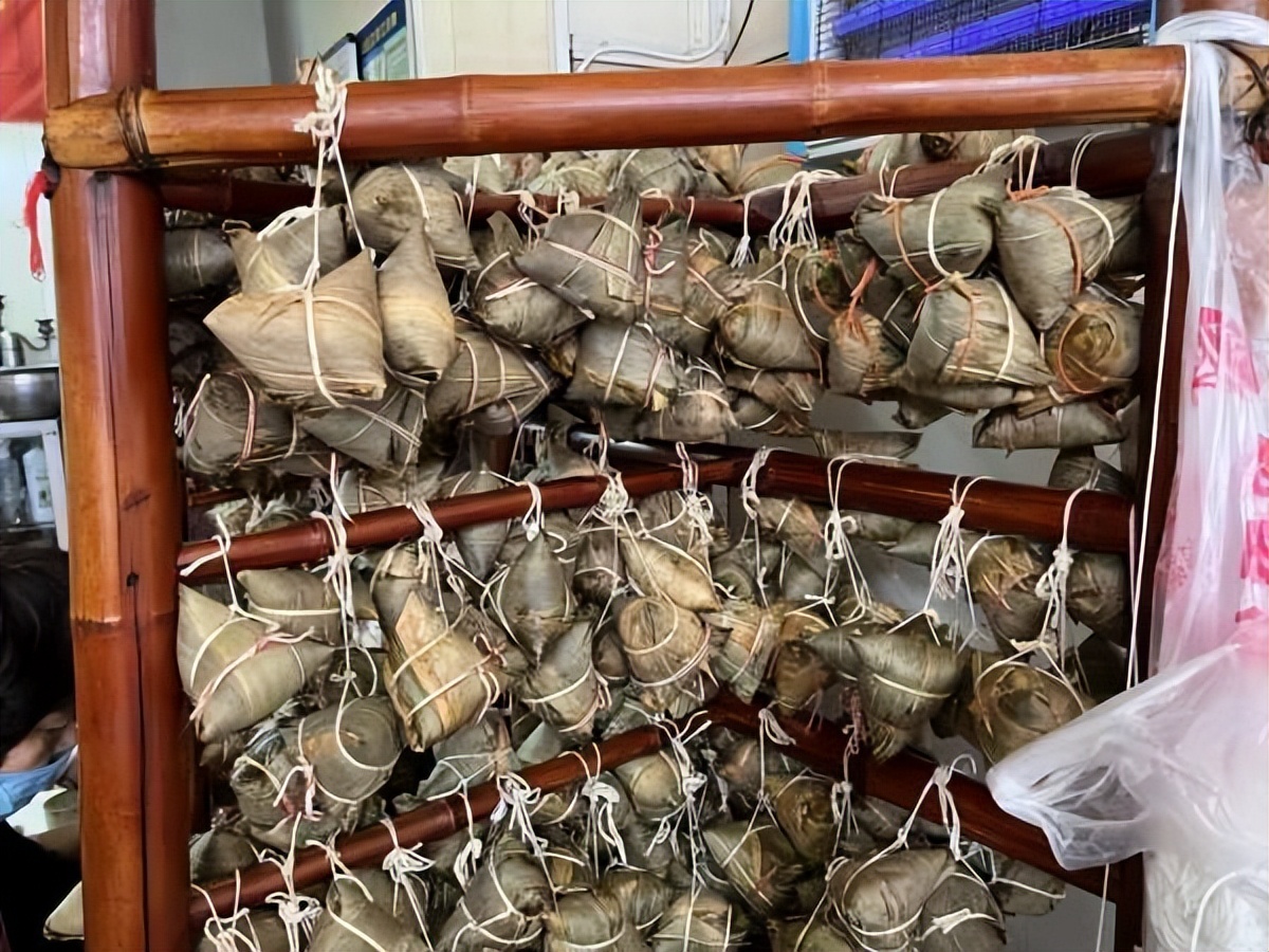 肉粽软糯鲜香大肉粽口感特别好,蛋黄肉粽软糯香甜味道棒棒哒